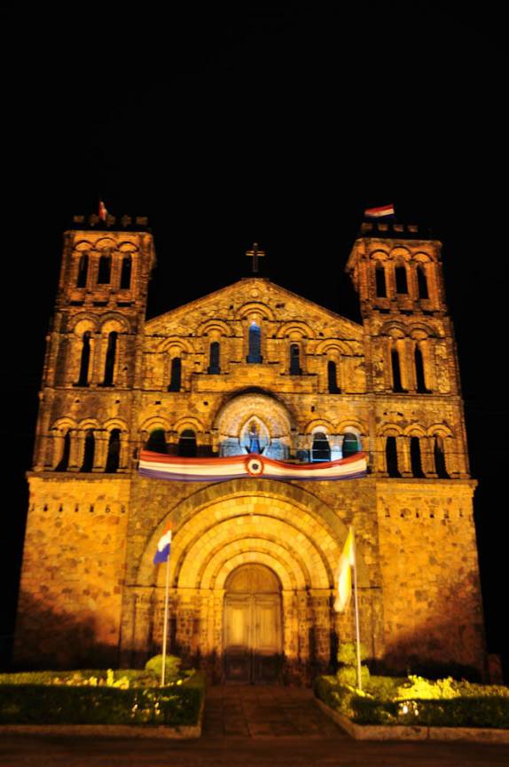 A velha igreja de pedra jesuítica, no centro de Villarrica - Paraguai
